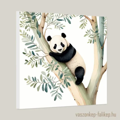 Egy bájos panda medve látható, ahogy nyugodtan pihen egy fa ágán.