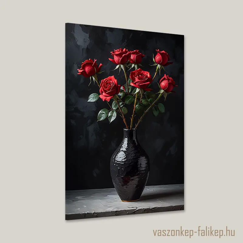 0186-voros-rozsa-vazaban-csendelet Lenyűgöző kép hét vörös rózsáról, amelyek fekete vázában állnak, sötét háttér előtt.