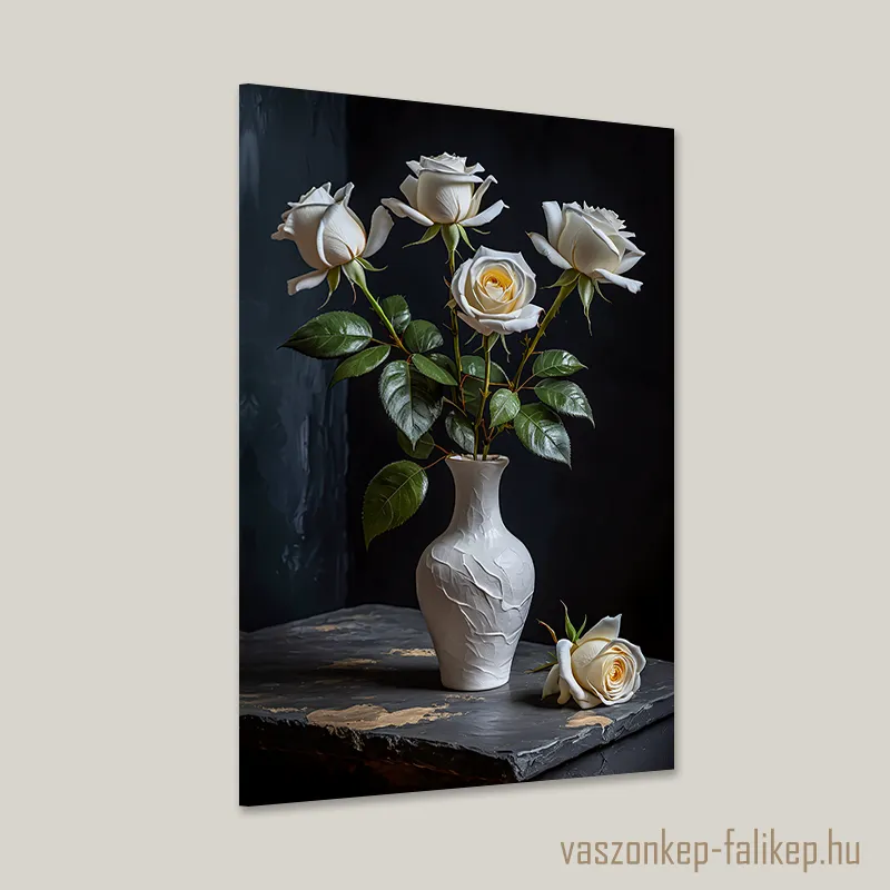 0187-feher-rozsa-vazaban-csendelet A képen fehér rózsák láthatók egy díszes porcelánvázában, sötét háttér előtt, hangsúlyozva a virágok és a váza finom részleteit.