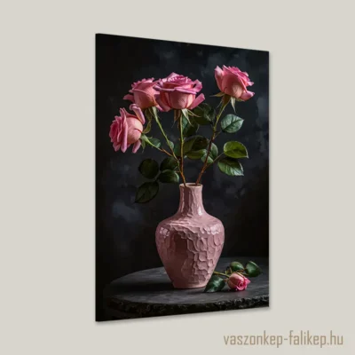 Elegáns kompozíció rózsaszín rózsákkal egy mintás vázában, sötét háttérrel.