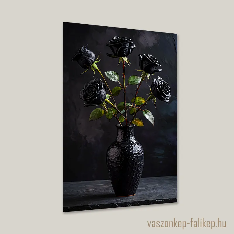 0191-fekete-rozsa-vazaban-csendelet Ez a lenyűgöző kép egy fekete rózsákkal teli vázát ábrázol, amely eleganciát és drámaiságot sugároz.