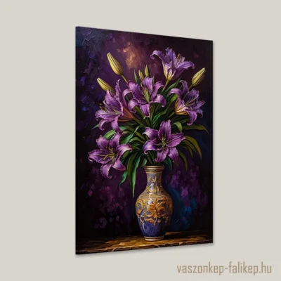 Elegáns liliomcsokor egy díszes vázában, gazdag színekkel és részletekkel.