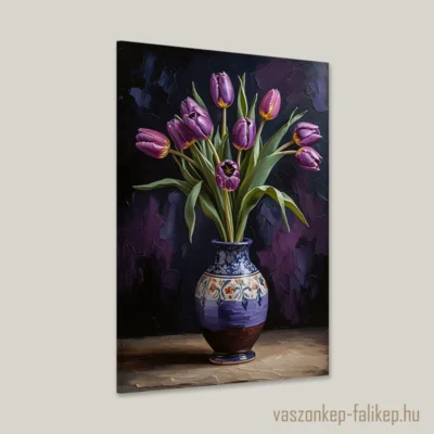 A kép középpontjában egy gazdagon díszített váza található, amelyben élénk lila tulipánok sorakoznak. A mélylila szirmok kontrasztban vannak a növények zöld leveleivel. A háttér sötét színű, amely tovább hangsúlyozza a kompozíció szépségét és eleganciáját.
