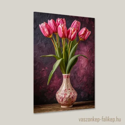 A képen egy csokor rózsaszín tulipán látható, amelyek egy művészien mintázott vázában helyezkednek el. A vázát virágmotívumok díszítik, amelyek jól kiegészítik a tulipánok élénk színét. A háttér sötét és texturált, amely előtérbe helyezi a vázát és a virágokat, hangsúlyozva azok szépségét és kontrasztját.
