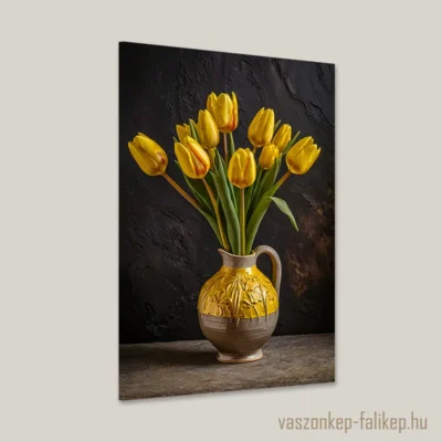 A vászonkép egy kézzel készített kerámia vázát ábrázol, amelyben gyönyörű sárga tulipánok találhatók. A váza részletes mintázatú, ami kiemeli a tulipánok élénk színét. A háttér sötét, amely kontrasztot teremt a virágok és a váza színével, fokozva a kompozíció eleganciáját.