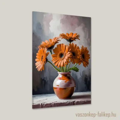 A képen egy narancssárga gerbera csokor látható, amelyeket egy művészien díszített kerámia vázába helyeztek. A háttér egy színátmenetes, lágy tónusú felület, amely fokozza a virágok élénk színét és a kompozíció harmóniáját. A csendélet klasszikus és modern elemeket egyaránt hordoz, tökéletes választás lehet bármely enteriőr számára.