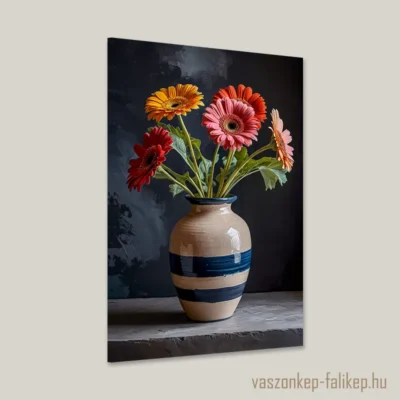 A kép központjában egy egyszerű, mégis dekoratív agyagváza áll, amelyben élénk színű gerbera virágok találhatók. A virágok különböző színekben pompáznak, beleértve a piros, narancs és sárga árnyalatokat. A kompozíció kifejező, a virágok és a váza rusztikus textúrája harmonizál a sötét háttérrel, kiemelve a virágok nyugtató és természetes szépségét.